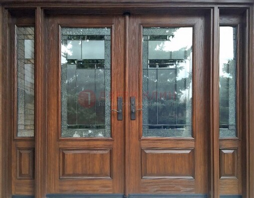 Распашная стальная дверь с массивом с витражом и фрамугами ВЖ-21 в Луге