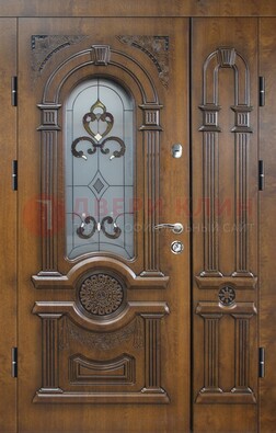 Коричневая двухстворчатая железная дверь с МДФ и витражом ВЖ-32 в Луге