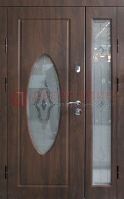Коричневая двухстворчатая железная дверь с МДФ и витражом ВЖ-33 в Луге